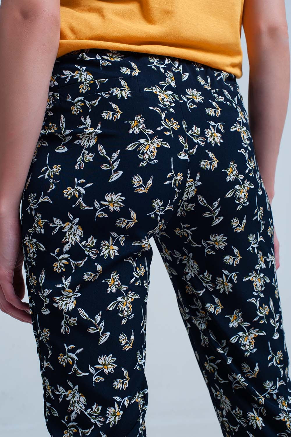 Navy floral pants with a belt - YuppyCollections