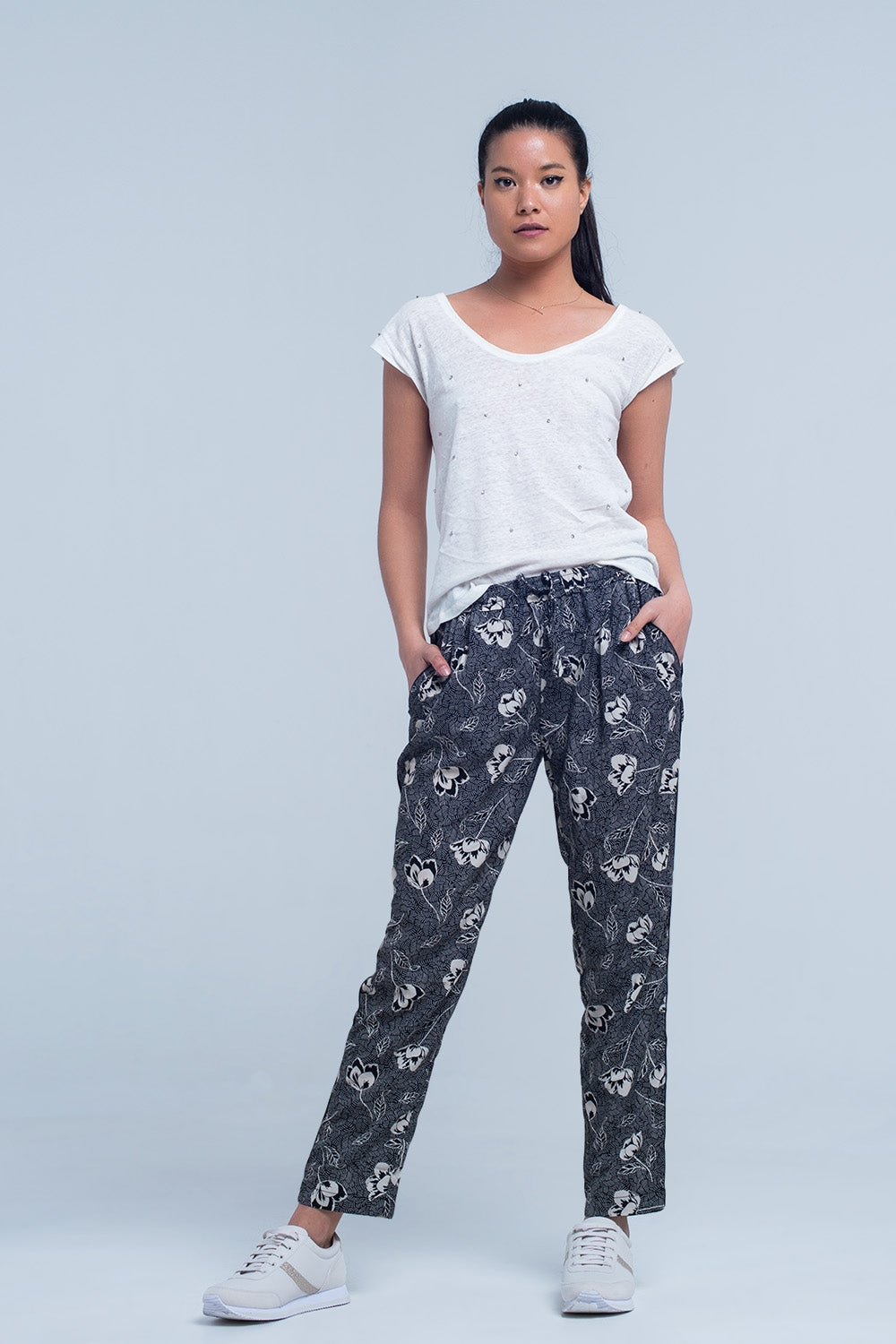 Black pants with floral print - YuppyCollections