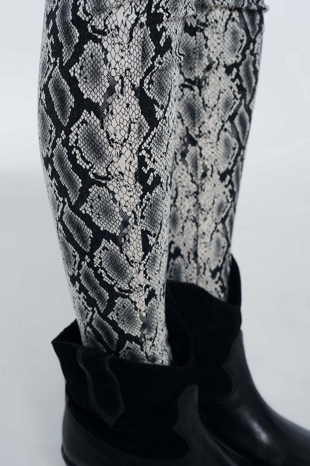 Black Pants With Snake Print - YuppyCollections