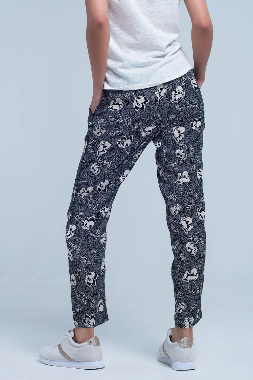 Black pants with floral print - YuppyCollections