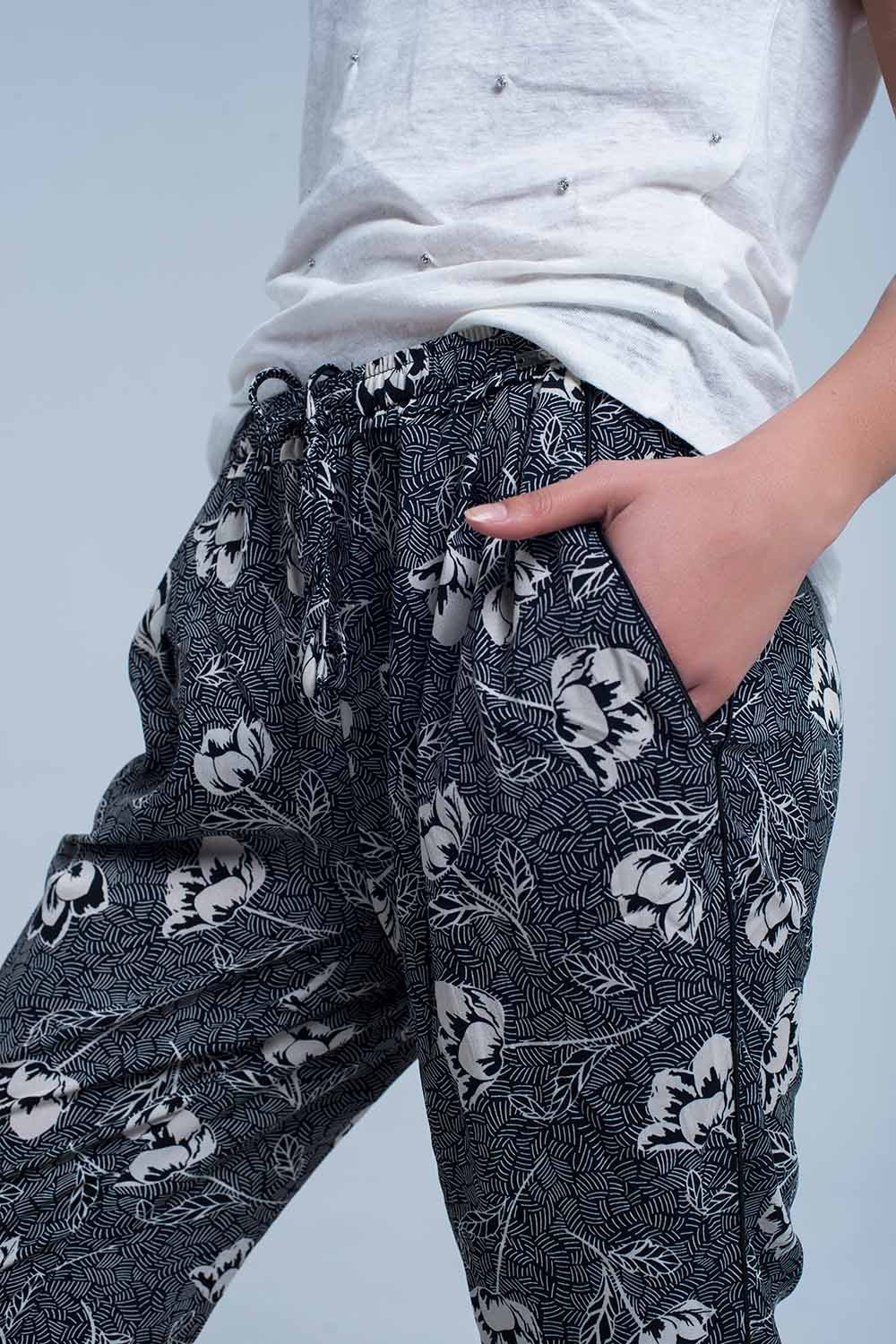 Black pants with floral print - YuppyCollections