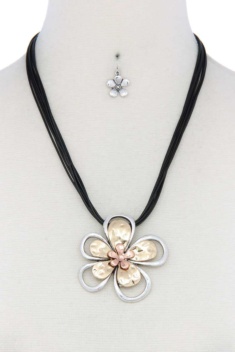 Two Tone Flower Pendant Pu Leather Necklace - YuppyCollections