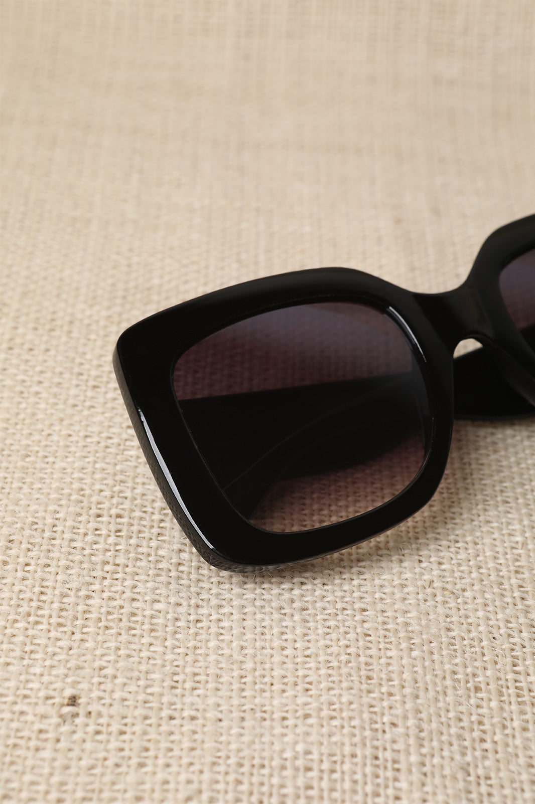 Plastic Frame Oversized Sunglasses - YuppyCollections