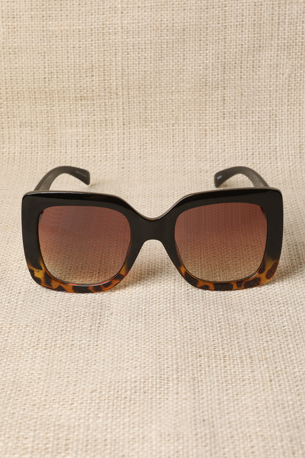 Plastic Frame Oversized Sunglasses - YuppyCollections