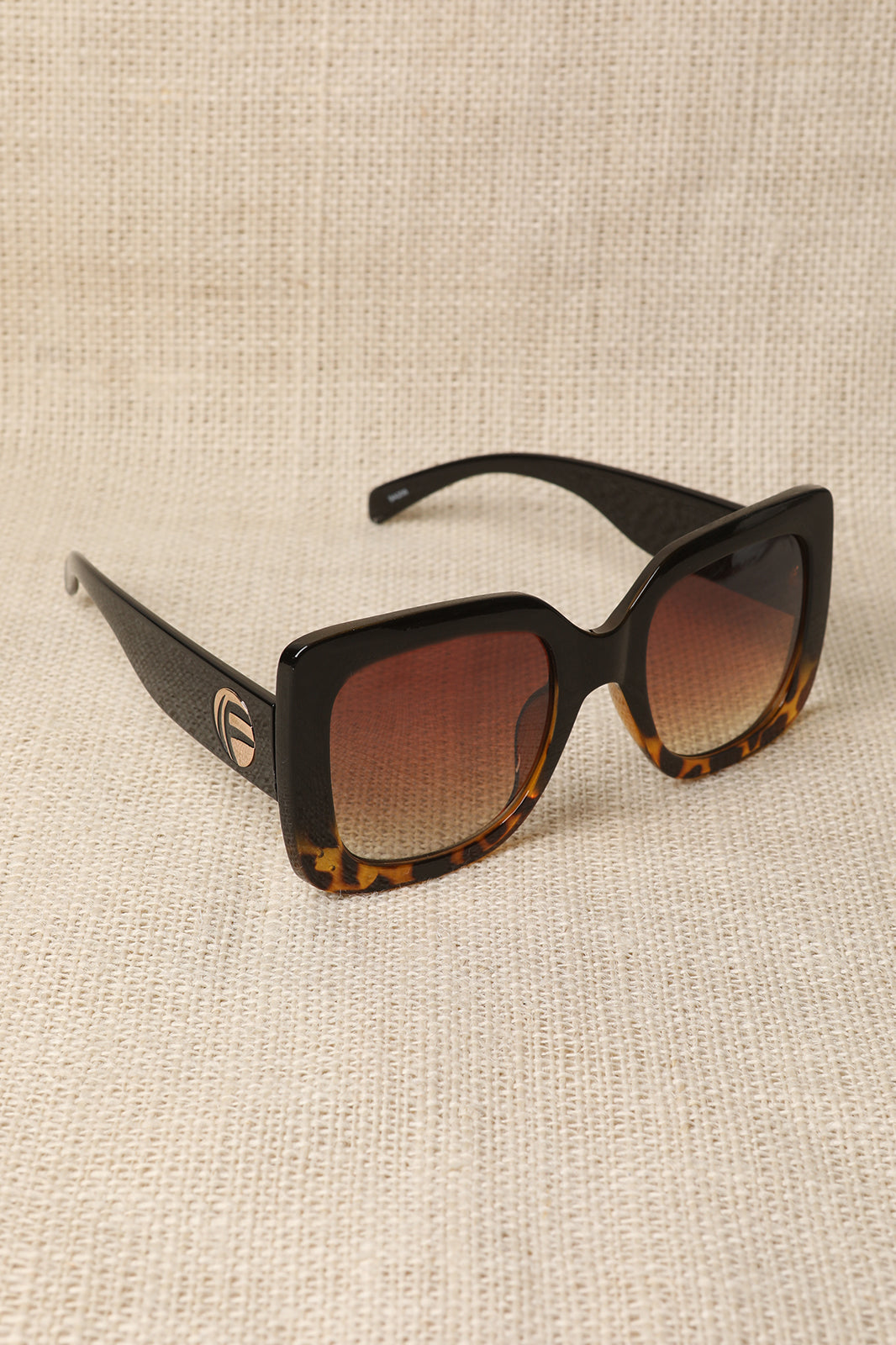 Plastic Frame Oversized Sunglasses - YuppyCollections