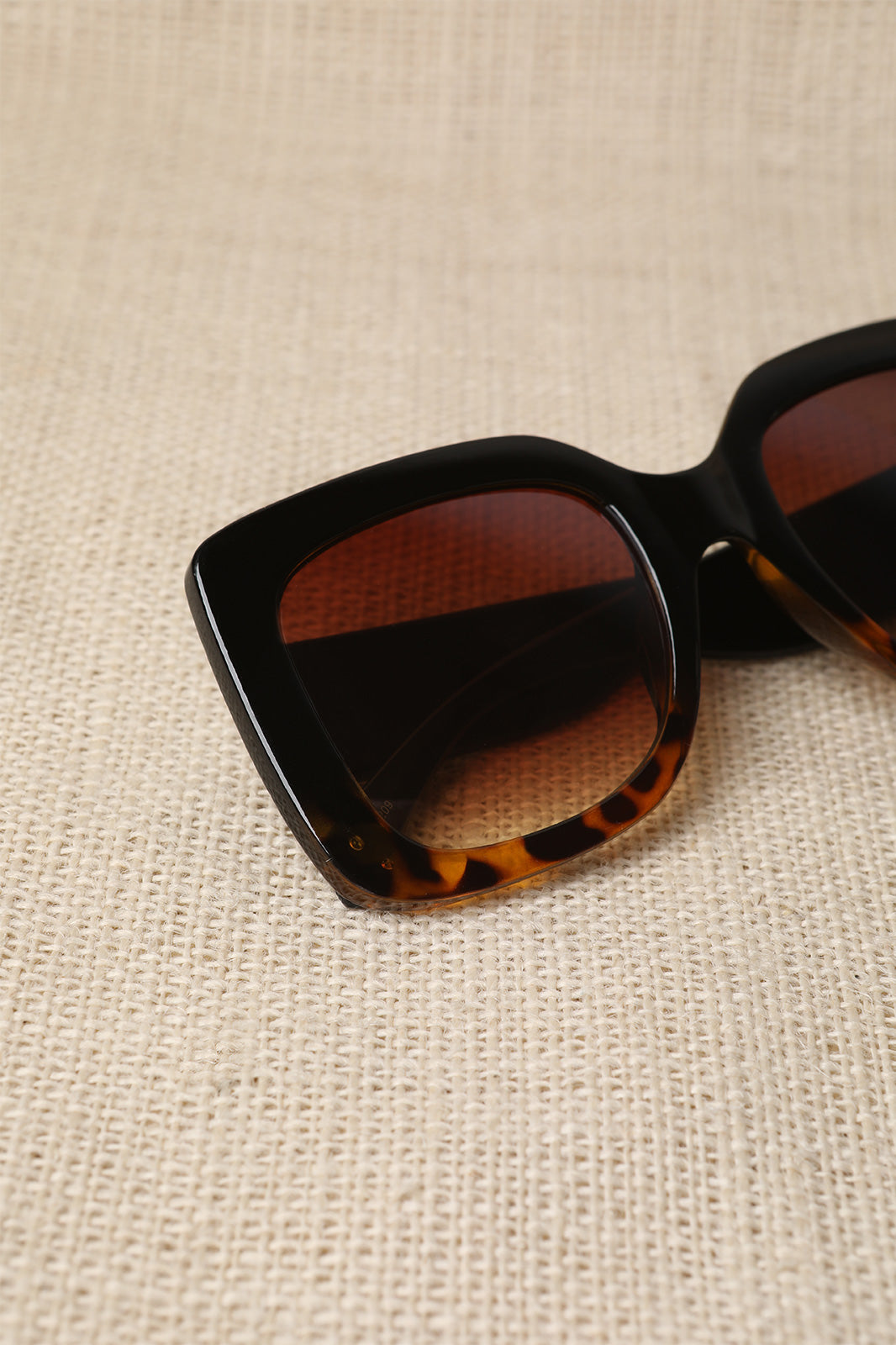 Plastic Frame Oversized Sunglasses - YuppyCollections