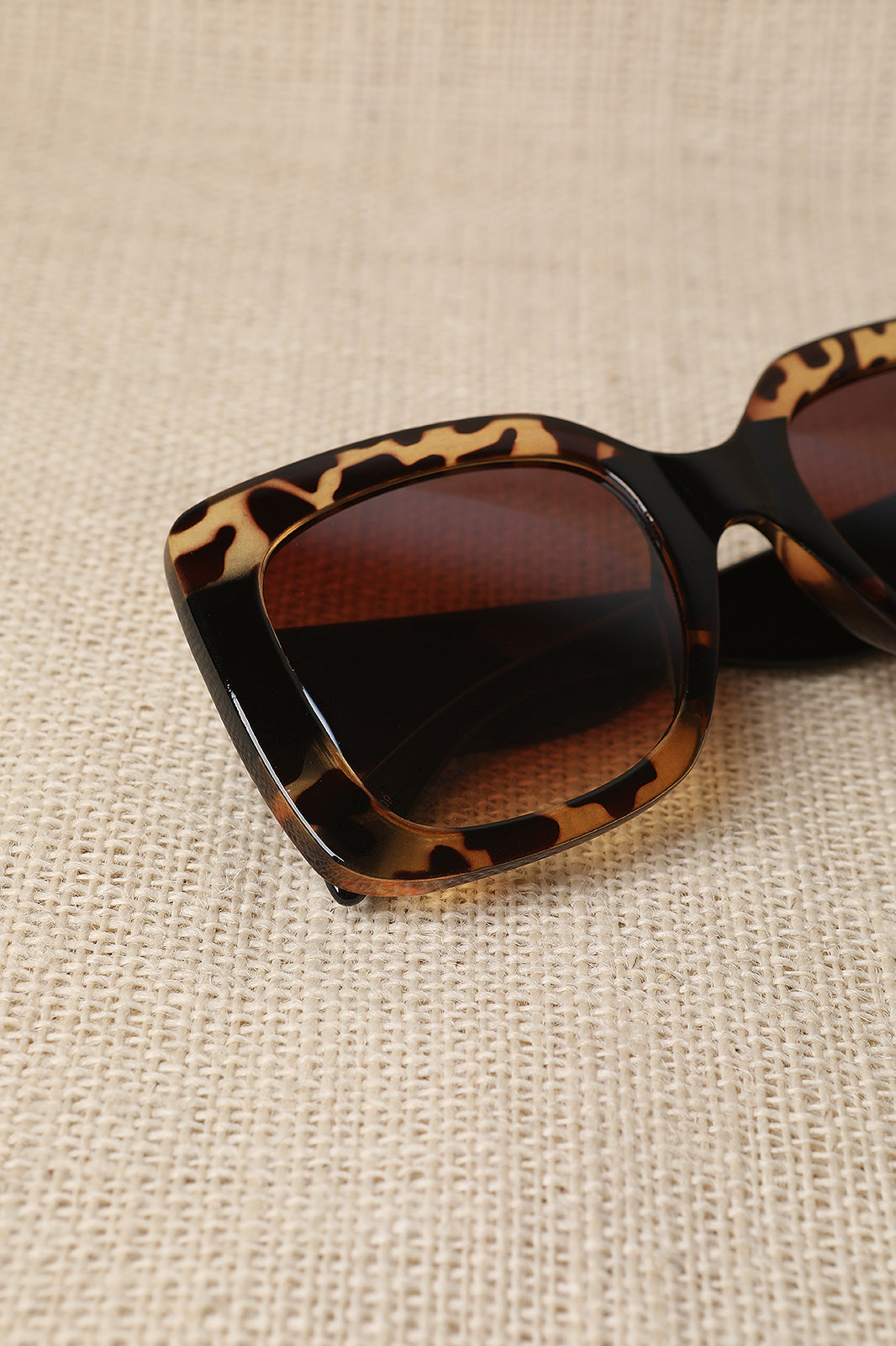 Plastic Frame Oversized Sunglasses - YuppyCollections