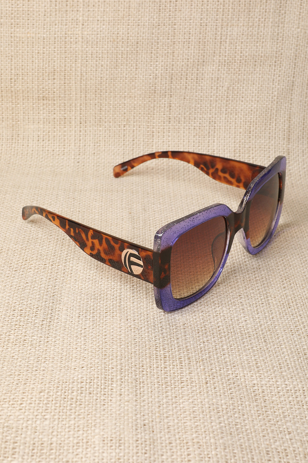 Plastic Frame Oversized Sunglasses - YuppyCollections