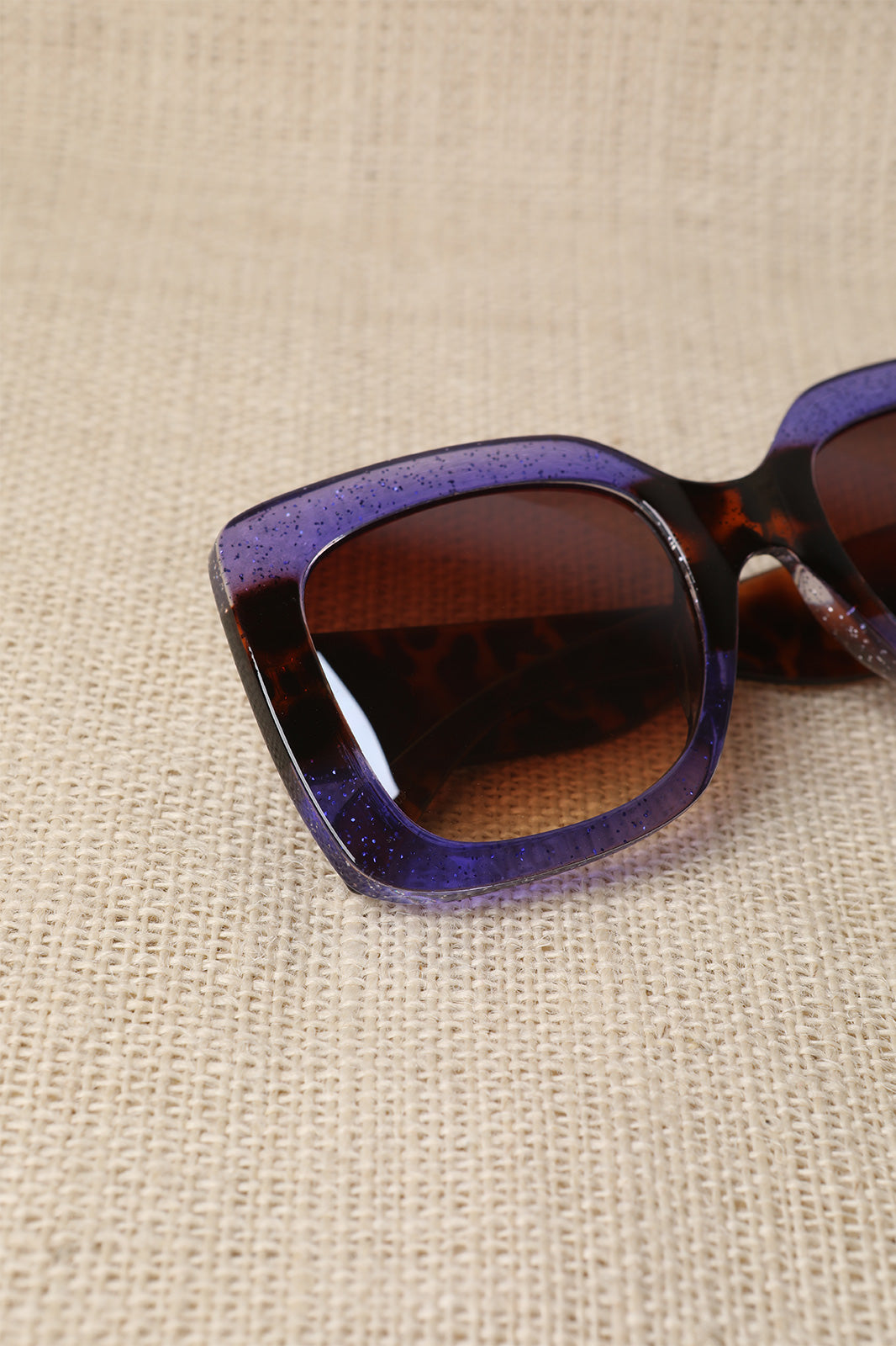 Plastic Frame Oversized Sunglasses - YuppyCollections