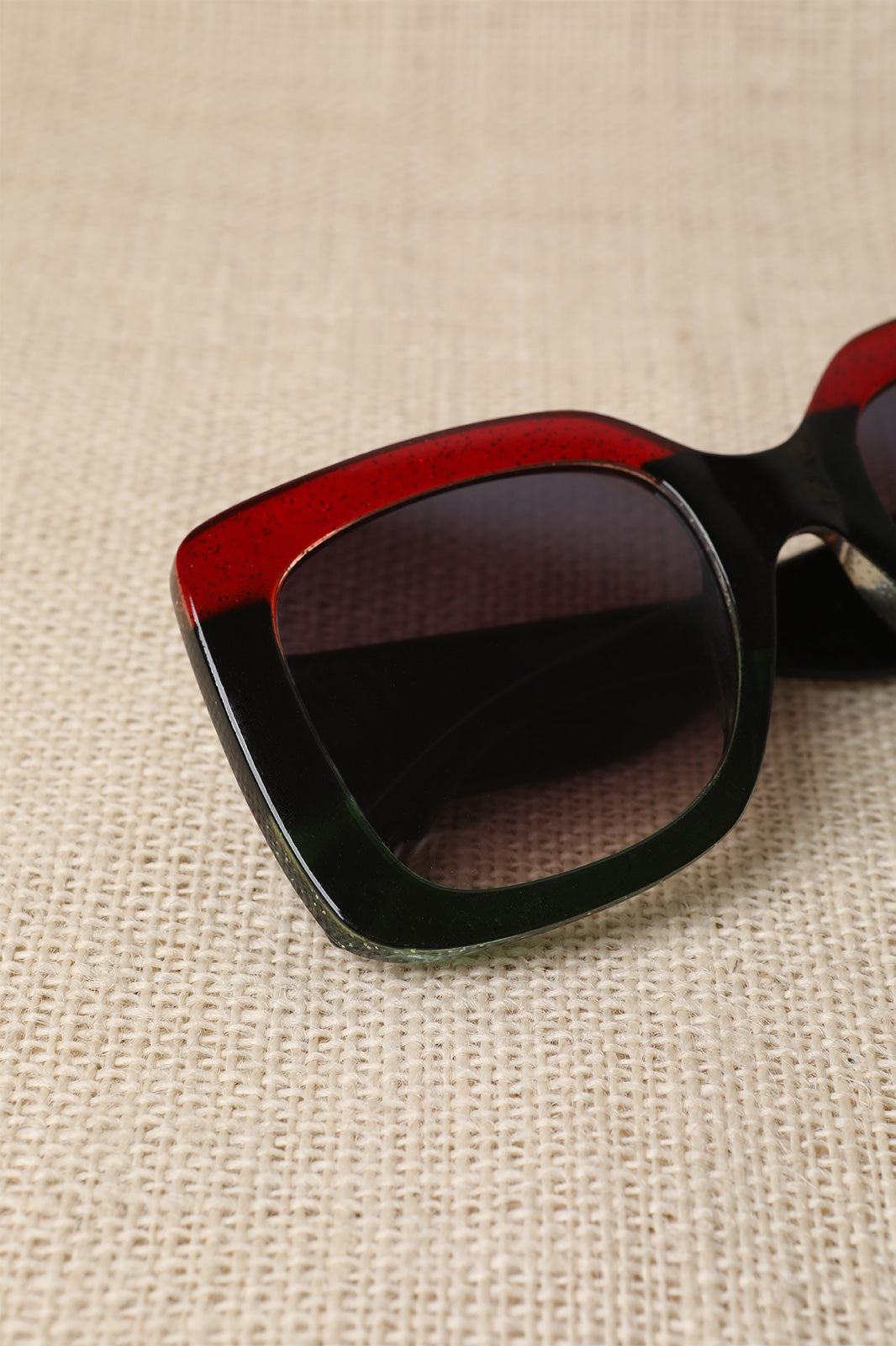 Plastic Frame Oversized Sunglasses - YuppyCollections