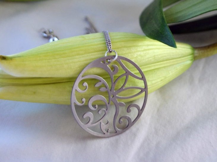 Floral Circle Pendant in stainless steel - YuppyCollections