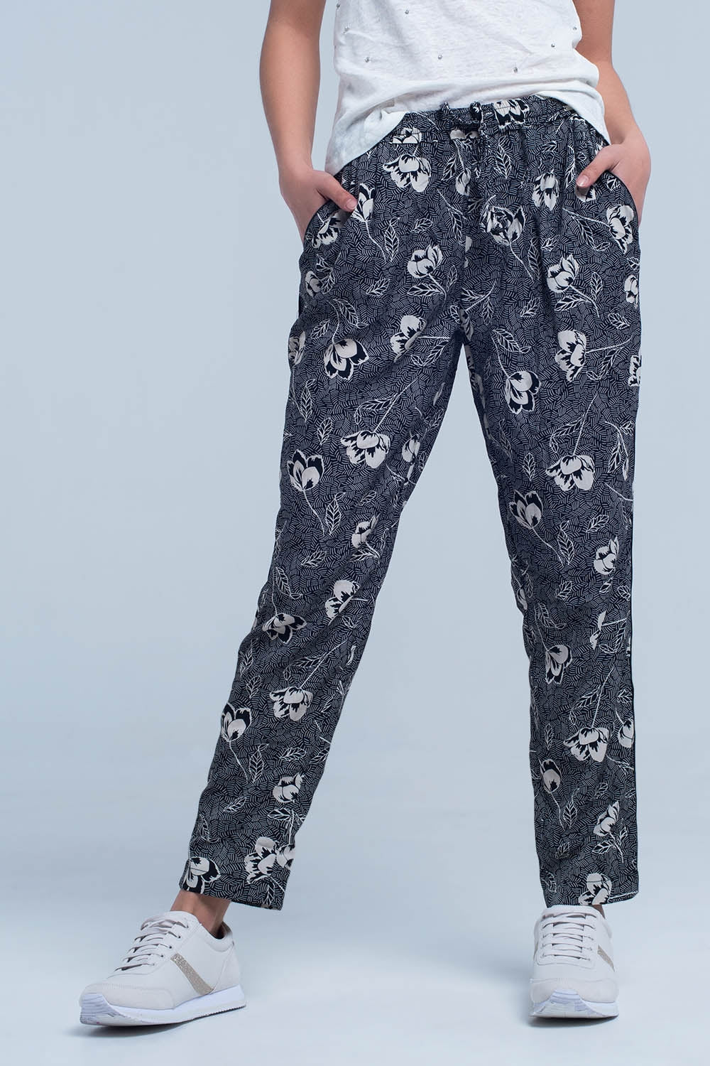 Black pants with floral print - YuppyCollections