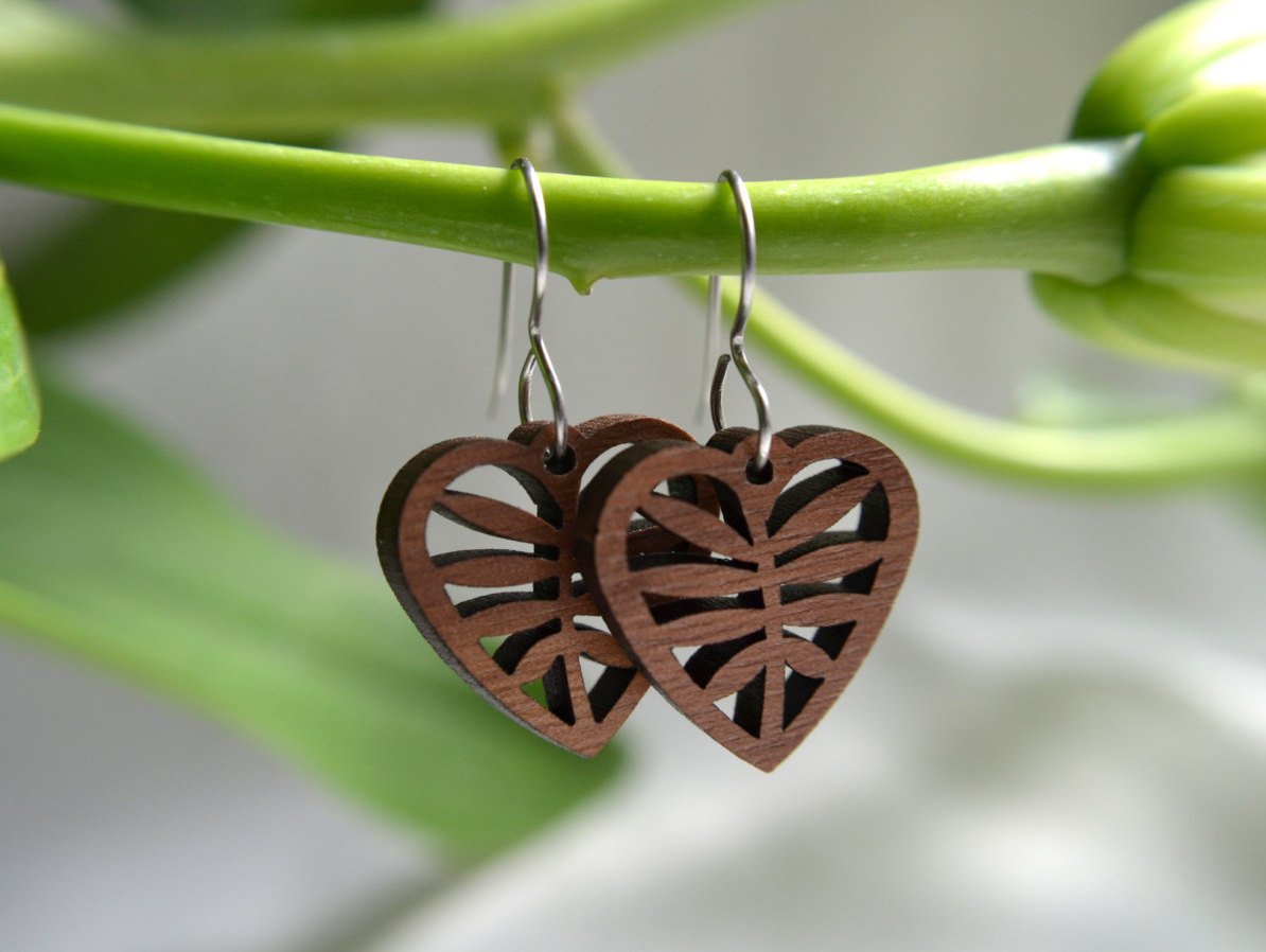 Leafy Heart Earrings in Wood - YuppyCollections